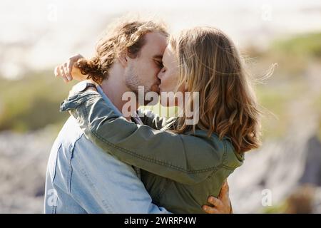 Fürsorglich, paarweise und küssen oder umarmen Sie Berge, Natur und Landschaft mit leidenschaftlichen Menschen in Beziehung. Liebe, Sorge und Umarmung bei einem romantischen Date Stockfoto