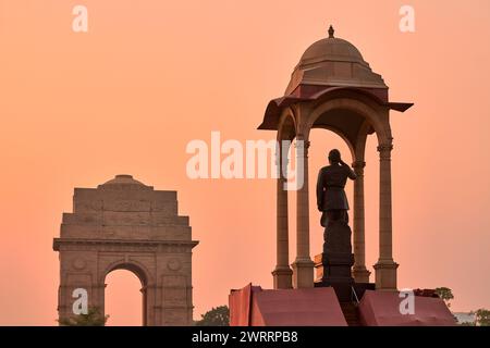 Statue von Subhas Chandra Bose unter dem Dach hinter dem India Gate war Memorial, monolithische Netaji-Statue aus schwarzem Granit in Neu-Delhi verewigt in Stockfoto