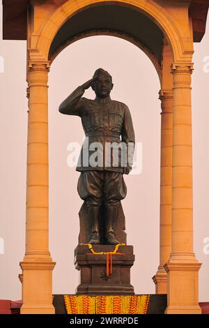 Statue von Subhas Chandra Bose unter dem Dach hinter dem India Gate war Memorial, monolithische Netaji-Statue aus schwarzem Granit in Neu-Delhi verewigt in Stockfoto