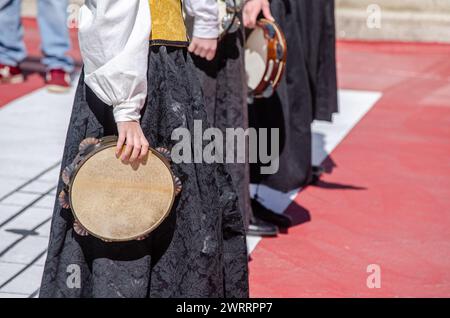 Teilbetrachtung der Frauen bei einer Musikveranstaltung mit traditioneller galizischer Tracht und Tamburinen Stockfoto