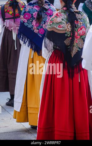 Teilbetrachtung mehrerer Frauen in traditioneller galizischer Kleidung bei einer Folklore-Veranstaltung. Stockfoto