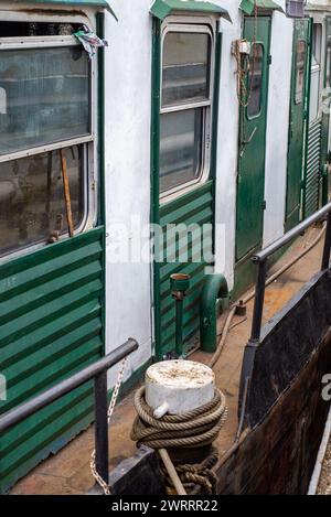 Alte Flussschiffe rosten an der Dock-Werkstatt Stockfoto