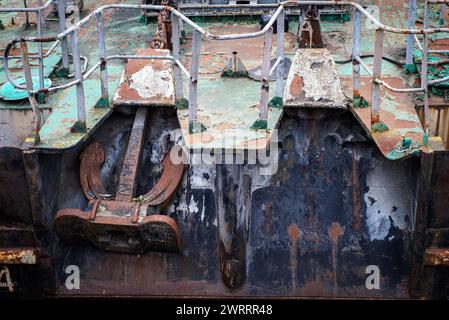 Alte Flussschiffe rosten an der Dock-Werkstatt Stockfoto