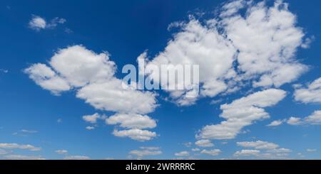 Flauschige weiße Kumuluswolken am blauen Himmel Stockfoto