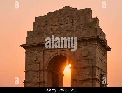 Das India Gate ist ein Wahrzeichen bei herrlichem Sonnenuntergang, das Kriegsdenkmal in Neu-Delhi in der Nähe des Kartavya Pfades, das All India war Memorial für indische Soldaten, die zuerst starben Stockfoto