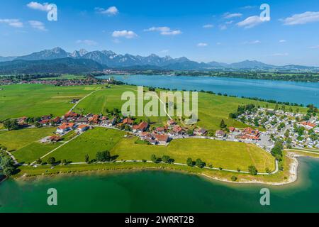 Blick auf die Region rund um den Forggensee bei Brunnen bei Schwangau im Königswinkel im östlichen Allgäu Stockfoto