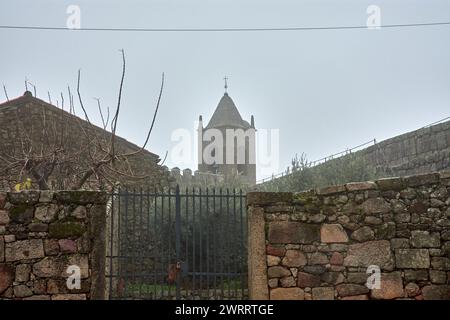 Turm von Penamacor Castle inmitten des Nebels in Portugal, aus dem 12. Jahrhundert ein wichtiger Grenzschutzpunkt Stockfoto