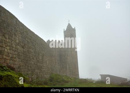 Turm von Penamacor Castle inmitten des Nebels in Portugal, aus dem 12. Jahrhundert ein wichtiger Grenzschutzpunkt Stockfoto