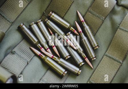 Verstreute Kugeln auf Einer Tasche des taktischen Rucksacks Stockfoto