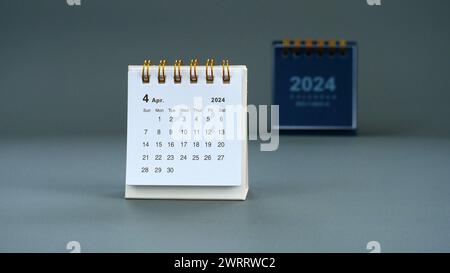 Schreibtischkalender für April 2024 auf grauem Hintergrund Stockfoto