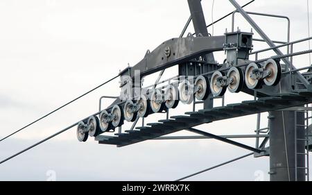 Rollradmechanismus des Seilbahnsystems. Stahlseil hoch am Babadag Peak, Oludeniz, Türkei Stockfoto