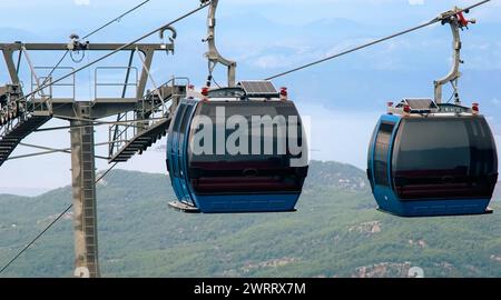Seilbahn, Seilbahnkabinen gegen die Meereslandschaft in Oludeniz, Türkei. Tourismus, Seilbahn, Sightseeing-Konzept. Seilbahn am Babadag Peak Stockfoto