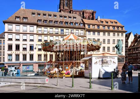 Straßburg, Frankreich - September 2023: Karussell "Carrousel de la Place Gutenberg" in der Altstadt Stockfoto