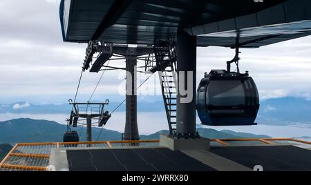 Seilbahn, Seilbahnkabinen gegen die Meereslandschaft in Oludeniz, Türkei. Tourismus, Seilbahn, Sightseeing-Konzept. Seilbahn am Babadag Peak Stockfoto