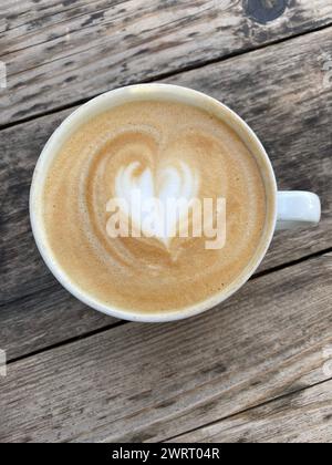 Eine Herz Latte Art, die auf einem Café-Tisch in Nashville bewundert wird Stockfoto