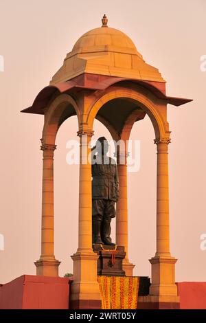 Statue von Subhas Chandra Bose unter dem Dach hinter dem India Gate war Memorial, monolithische Netaji-Statue aus schwarzem Granit in Neu-Delhi verewigt in Stockfoto
