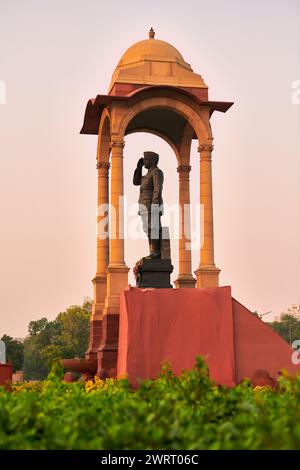 Statue von Subhas Chandra Bose unter dem Dach hinter dem India Gate war Memorial, monolithische Netaji-Statue aus schwarzem Granit in Neu-Delhi verewigt in Stockfoto