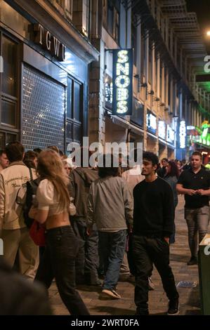 Broad Street, Birmingham, 14. März 2024 - Tausende von Nachtschwärmern besuchten die Broad Street in Birmingham am Mittwochabend, als ein legendärer Nachtclub seine Pforten öffnete. Die Abbruchteams werden mit dem Wrack-Ball zum alten SNOBS-Veranstaltungsort im Arkadischen und Gay-Viertel Rollen, um Platz für ein Hochhaus zu machen. SNOBS wurde weltberühmt, nachdem sie bei der Eröffnungszeremonie der Birmingham Commonwealth Games 2022 mitgespielt hatten. Der Club hatte im Laufe der Jahre mehrere Züge, angefangen am Fuß der Broad Street, dann zog er in die Arkadische nahe dem Gay Quarter und jetzt hat er sich dort aufgelöst Stockfoto