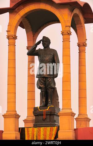 Statue von Subhas Chandra Bose unter dem Dach hinter dem India Gate war Memorial, monolithische Netaji-Statue aus schwarzem Granit in Neu-Delhi verewigt in Stockfoto