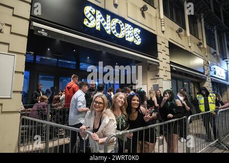 Broad Street, Birmingham, 14. März 2024 - Tausende von Nachtschwärmern besuchten die Broad Street in Birmingham am Mittwochabend, als ein legendärer Nachtclub seine Pforten öffnete. Die Abbruchteams werden mit dem Wrack-Ball zum alten SNOBS-Veranstaltungsort im Arkadischen und Gay-Viertel Rollen, um Platz für ein Hochhaus zu machen. SNOBS wurde weltberühmt, nachdem sie bei der Eröffnungszeremonie der Birmingham Commonwealth Games 2022 mitgespielt hatten. Der Club hatte im Laufe der Jahre mehrere Züge, angefangen am Fuß der Broad Street, dann zog er in die Arkadische nahe dem Gay Quarter und jetzt hat er sich dort aufgelöst Stockfoto