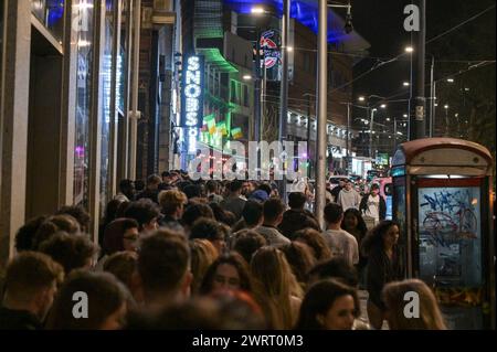 Broad Street, Birmingham, 14. März 2024 - Tausende von Nachtschwärmern besuchten die Broad Street in Birmingham am Mittwochabend, als ein legendärer Nachtclub seine Pforten öffnete. Die Abbruchteams werden mit dem Wrack-Ball zum alten SNOBS-Veranstaltungsort im Arkadischen und Gay-Viertel Rollen, um Platz für ein Hochhaus zu machen. SNOBS wurde weltberühmt, nachdem sie bei der Eröffnungszeremonie der Birmingham Commonwealth Games 2022 mitgespielt hatten. Der Club hatte im Laufe der Jahre mehrere Züge, angefangen am Fuß der Broad Street, dann zog er in die Arkadische nahe dem Gay Quarter und jetzt hat er sich dort aufgelöst Stockfoto