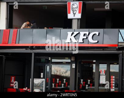 Gaziantep, Turkiye. März 2024. Gaziantep, Turkiye. 10. März 2024. Das Kentucky Fried Chicken (KFC) Logo in einem Fast Food Restaurant in Gaziantep, Süd-Turkiye. Die KFC gehört zu den US-Handelsketten, die seit Beginn der israelischen Militäroffensive im Gazastreifen von einer Boykottkampagne in Turkije betroffen sind. Diese Unternehmen wurden entweder wegen ihrer pro-israelischen Haltung im Krieg, ihrer angeblichen finanziellen Beziehungen zu Israel oder wegen ihrer Investitionen in Israel (Credit Image: © Zakariya Yahya/IMAGESLIVE via ZUMA Press Wire) auf die Boykottliste aufgenommen! Nicht für kommerzielle ZWECKE! Stockfoto