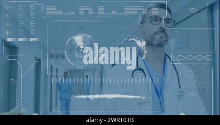 Bild des Scope-Scans und der Datenverarbeitung über kaukasischen männlichen Arzt im Krankenhaus Stockfoto
