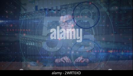 Bild des Scope-Scans mit 5 g Text- und Datenverarbeitung über kaukasischem Hacker im Serverraum Stockfoto