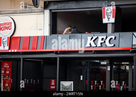 Gaziantep, Turkiye. März 2024. Gaziantep, Turkiye. 10. März 2024. Das Kentucky Fried Chicken (KFC) Logo in einem Fast Food Restaurant in Gaziantep, Süd-Turkiye. Die KFC gehört zu den US-Handelsketten, die seit Beginn der israelischen Militäroffensive im Gazastreifen von einer Boykottkampagne in Turkije betroffen sind. Diese Unternehmen wurden entweder wegen ihrer pro-israelischen Haltung im Krieg, ihrer angeblichen finanziellen Beziehungen zu Israel oder wegen ihrer Investitionen in Israel (Credit Image: © Zakariya Yahya/IMAGESLIVE via ZUMA Press Wire) auf die Boykottliste aufgenommen! Nicht für kommerzielle ZWECKE! Stockfoto