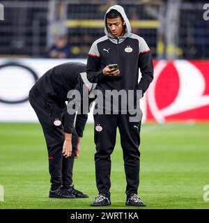 DORTMUND, DEUTSCHLAND - 13. MÄRZ: Patrick van Aanholt (PSV) inspiziert das Feld während des Spiels der UEFA Champions League 2023/24 gegen Borussia Dortmund an Stockfoto