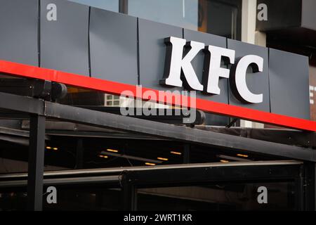 Gaziantep, Turkiye. März 2024. Gaziantep, Turkiye. 10. März 2024. Das Kentucky Fried Chicken-Schild in einem KFC-Fast-Food-Restaurant in Gaziantep, Süd-Turkiye. Das Kentucky Fried Chicken gehört zu den US-Handelsketten, die seit Beginn der israelischen Militäroffensive in Gaza von einer Boykottkampagne in Turkiye heimgesucht wurden. Diese Unternehmen wurden entweder wegen ihrer pro-israelischen Haltung im Krieg, ihrer angeblichen finanziellen Beziehungen zu Israel oder wegen ihrer Investitionen in Israel (Credit Image: © Zakariya Yahya/IMAGESLIVE via ZUMA Press Wire) auf die Boykottliste aufgenommen! Nicht für kommerzielle Zwecke Stockfoto
