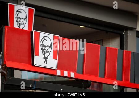 Gaziantep, Turkiye. März 2024. Gaziantep, Turkiye. 10. März 2024. Das Kentucky Fried Chicken (KFC) Logo in einem Fast Food Restaurant in Gaziantep, Süd-Turkiye. Die KFC gehört zu den US-Handelsketten, die seit Beginn der israelischen Militäroffensive im Gazastreifen von einer Boykottkampagne in Turkije betroffen sind. Diese Unternehmen wurden entweder wegen ihrer pro-israelischen Haltung im Krieg, ihrer angeblichen finanziellen Beziehungen zu Israel oder wegen ihrer Investitionen in Israel (Credit Image: © Zakariya Yahya/IMAGESLIVE via ZUMA Press Wire) auf die Boykottliste aufgenommen! Nicht für kommerzielle ZWECKE! Stockfoto
