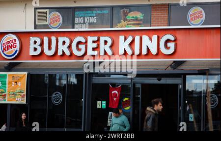 Gaziantep, Turkiye. März 2024. Gaziantep, Turkiye. 10. März 2024. Das Burger King Logo in einem Burger King Fast Food Restaurant in Gaziantep, Süd-Turkiye. Burger King gehört zu den US-Handelsketten, die seit Beginn der israelischen Militäroffensive im Gazastreifen von einer Boykottkampagne in Turkije betroffen sind. Diese Unternehmen wurden entweder wegen ihrer pro-israelischen Haltung im Krieg, ihrer angeblichen finanziellen Beziehungen zu Israel oder wegen ihrer Investitionen in Israel (Credit Image: © Zakariya Yahya/IMAGESLIVE via ZUMA Press Wire) auf die Boykottliste aufgenommen! Nicht für kommerzielle ZWECKE! Stockfoto