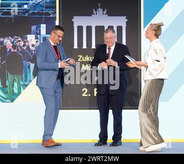 Preistraeger BVMG-Award Frank Steffens GF Brueninghoff, Christoph Ahlhaus Bundesgeschaeftsfuehrer BVMG e.V., Ulrike Finck Moderation beim Zukunftstag Mittelstand des BVMG in der Station Berlin. *** Gewinner des BVMG-Preises Frank Steffens GF Brueninghoff , Christoph Ahlhaus Bundesgeschäftsführer BVMG e V , Ulrike Finck Moderation beim BVMG Future Day für KMU am Bahnhof Berlin Stockfoto