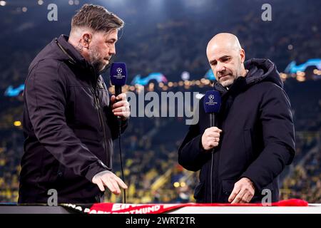 DORTMUND, DEUTSCHLAND - 13. MÄRZ: Theo Janssen und Cheftrainer Peter Bosz (PSV) sprechen mit ihm beim Spiel der UEFA Champions League 2023/24 gegen Borussia Dor Stockfoto