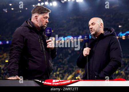 DORTMUND, DEUTSCHLAND - 13. MÄRZ: Theo Janssen und Cheftrainer Peter Bosz (PSV) sprechen mit ihm beim Spiel der UEFA Champions League 2023/24 gegen Borussia Dor Stockfoto