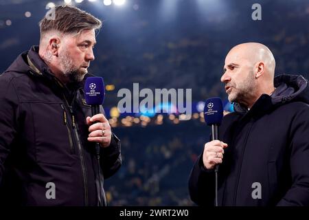 DORTMUND, DEUTSCHLAND - 13. MÄRZ: Theo Janssen und Cheftrainer Peter Bosz (PSV) sprechen mit ihm beim Spiel der UEFA Champions League 2023/24 gegen Borussia Dor Stockfoto