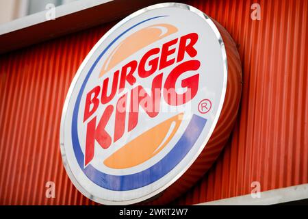 Gaziantep, Turkiye. März 2024. Gaziantep, Turkiye. 10. März 2024. Das Burger King Logo in einem Burger King Fast Food Restaurant in Gaziantep, Süd-Turkiye. Burger King gehört zu den US-Handelsketten, die seit Beginn der israelischen Militäroffensive im Gazastreifen von einer Boykottkampagne in Turkije betroffen sind. Diese Unternehmen wurden entweder wegen ihrer pro-israelischen Haltung im Krieg, ihrer angeblichen finanziellen Beziehungen zu Israel oder wegen ihrer Investitionen in Israel (Credit Image: © Zakariya Yahya/IMAGESLIVE via ZUMA Press Wire) auf die Boykottliste aufgenommen! Nicht für kommerzielle ZWECKE! Stockfoto