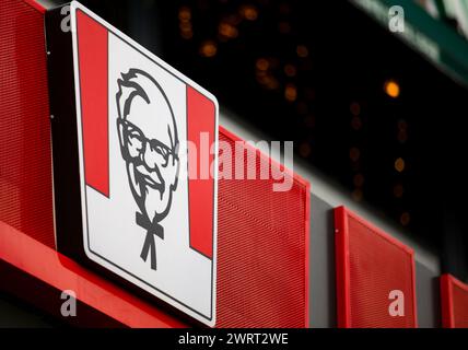 Gaziantep, Turkiye. März 2024. Gaziantep, Turkiye. 10. März 2024. Das Kentucky Fried Chicken (KFC) Logo in einem Fast Food Restaurant in Gaziantep, Süd-Turkiye. Die KFC gehört zu den US-Handelsketten, die seit Beginn der israelischen Militäroffensive im Gazastreifen von einer Boykottkampagne in Turkije betroffen sind. Diese Unternehmen wurden entweder wegen ihrer pro-israelischen Haltung im Krieg, ihrer angeblichen finanziellen Beziehungen zu Israel oder wegen ihrer Investitionen in Israel (Credit Image: © Zakariya Yahya/IMAGESLIVE via ZUMA Press Wire) auf die Boykottliste aufgenommen! Nicht für kommerzielle ZWECKE! Stockfoto