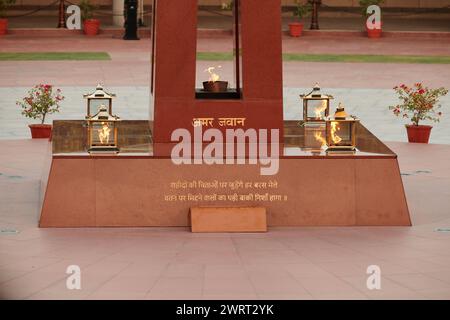 Amar Jawan Jyoti Indian National war Memorial in Neu-Delhi hinter India Gate, Kriegsdenkmal mit hindi-Text UNSTERBLICHER SOLDAT zu Ehren und zu verewigen Stockfoto