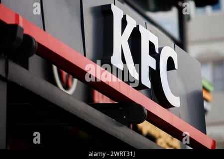 Gaziantep, Turkiye. März 2024. Gaziantep, Turkiye. 10. März 2024. Das Kentucky Fried Chicken-Schild in einem KFC-Fast-Food-Restaurant in Gaziantep, Süd-Turkiye. Das Kentucky Fried Chicken gehört zu den US-Handelsketten, die seit Beginn der israelischen Militäroffensive in Gaza von einer Boykottkampagne in Turkiye heimgesucht wurden. Diese Unternehmen wurden entweder wegen ihrer pro-israelischen Haltung im Krieg, ihrer angeblichen finanziellen Beziehungen zu Israel oder wegen ihrer Investitionen in Israel (Credit Image: © Zakariya Yahya/IMAGESLIVE via ZUMA Press Wire) auf die Boykottliste aufgenommen! Nicht für kommerzielle Zwecke Stockfoto