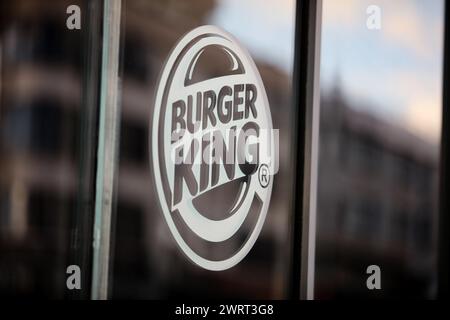 Gaziantep, Turkiye. März 2024. Gaziantep, Turkiye. 10. März 2024. Das Burger King Logo in einem Burger King Fast Food Restaurant in Gaziantep, Süd-Turkiye. Burger King gehört zu den US-Handelsketten, die seit Beginn der israelischen Militäroffensive im Gazastreifen von einer Boykottkampagne in Turkije betroffen sind. Diese Unternehmen wurden entweder wegen ihrer pro-israelischen Haltung im Krieg, ihrer angeblichen finanziellen Beziehungen zu Israel oder wegen ihrer Investitionen in Israel (Credit Image: © Zakariya Yahya/IMAGESLIVE via ZUMA Press Wire) auf die Boykottliste aufgenommen! Nicht für kommerzielle ZWECKE! Stockfoto