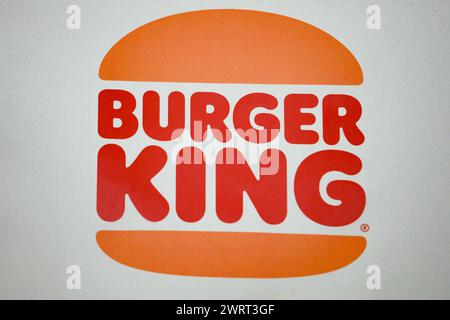 Gaziantep, Turkiye. März 2024. Gaziantep, Turkiye. 10. März 2024. Das Burger King Logo in einem Burger King Fast Food Restaurant in Gaziantep, Süd-Turkiye. Burger King gehört zu den US-Handelsketten, die seit Beginn der israelischen Militäroffensive im Gazastreifen von einer Boykottkampagne in Turkije betroffen sind. Diese Unternehmen wurden entweder wegen ihrer pro-israelischen Haltung im Krieg, ihrer angeblichen finanziellen Beziehungen zu Israel oder wegen ihrer Investitionen in Israel (Credit Image: © Zakariya Yahya/IMAGESLIVE via ZUMA Press Wire) auf die Boykottliste aufgenommen! Nicht für kommerzielle ZWECKE! Stockfoto
