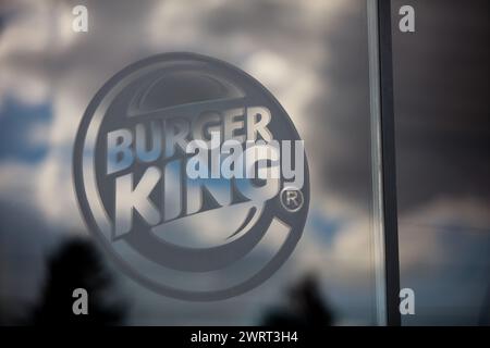 Gaziantep, Turkiye. März 2024. Gaziantep, Turkiye. 10. März 2024. Das Burger King Logo in einem Burger King Fast Food Restaurant in Gaziantep, Süd-Turkiye. Burger King gehört zu den US-Handelsketten, die seit Beginn der israelischen Militäroffensive im Gazastreifen von einer Boykottkampagne in Turkije betroffen sind. Diese Unternehmen wurden entweder wegen ihrer pro-israelischen Haltung im Krieg, ihrer angeblichen finanziellen Beziehungen zu Israel oder wegen ihrer Investitionen in Israel (Credit Image: © Zakariya Yahya/IMAGESLIVE via ZUMA Press Wire) auf die Boykottliste aufgenommen! Nicht für kommerzielle ZWECKE! Stockfoto