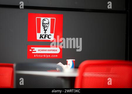 Gaziantep, Turkiye. März 2024. Gaziantep, Turkiye. 10. März 2024. Das Kentucky Fried Chicken (KFC) Logo in einem Fast Food Restaurant in Gaziantep, Süd-Turkiye. Die KFC gehört zu den US-Handelsketten, die seit Beginn der israelischen Militäroffensive im Gazastreifen von einer Boykottkampagne in Turkije betroffen sind. Diese Unternehmen wurden entweder wegen ihrer pro-israelischen Haltung im Krieg, ihrer angeblichen finanziellen Beziehungen zu Israel oder wegen ihrer Investitionen in Israel (Credit Image: © Zakariya Yahya/IMAGESLIVE via ZUMA Press Wire) auf die Boykottliste aufgenommen! Nicht für kommerzielle ZWECKE! Stockfoto