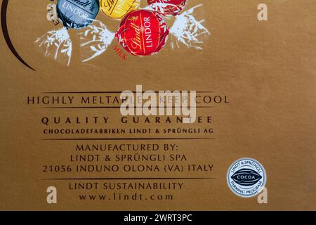 Hoch schmelzbar Kaltkühl halten – Details auf der Schachtel Lindt Lindor verschiedene, unwiderstehlich glatte Trüffel mit einer glatten, schmelzenden Füllung Stockfoto