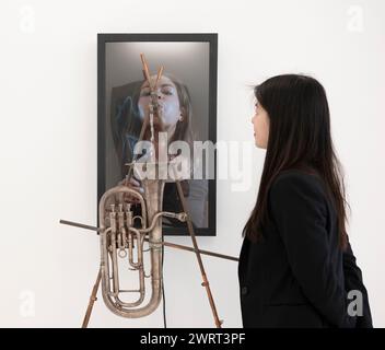 Bluerider Art, London, Großbritannien. März 2024. MARCK's Playground, eine Einzelausstellung des zeitgenössischen Schweizer Künstlers Marck, präsentiert eine Reihe von auffallend einfallsreichen und faszinierenden Videoarbeiten des Künstlers, die mit seinen charakteristischen handgefertigten Skulpturen in seiner ersten Einzelausstellung in Großbritannien seit über einem Jahrzehnt vom 14. März bis 26. Mai verschmelzen. Zu den Arbeiten gehören: Split No 4, 2021/22, Kupferrohre, Wasserpumpe, Elektronik, Bildschirm, Player. Quelle: Malcolm Park/Alamy Live News Stockfoto