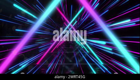 Bild von blauen Neonlichtern und Dreiecken auf schwarzem Hintergrund Stockfoto