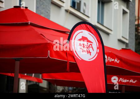 Gaziantep, Turkiye. März 2024. Gaziantep, Turkiye. 10. März 2024. Das Pizza Hut Logo in einem Pizza Hut Restaurant in Gaziantep, Süd-Turkiye. Pizza Hut gehört zu den US-Handelsketten, die seit Beginn der israelischen Militäroffensive im Gazastreifen von einer Boykottkampagne in Turkije betroffen sind. Diese Unternehmen wurden entweder wegen ihrer pro-israelischen Haltung im Krieg, ihrer angeblichen finanziellen Beziehungen zu Israel oder wegen ihrer Investitionen in Israel (Credit Image: © Zakariya Yahya/IMAGESLIVE via ZUMA Press Wire) auf die Boykottliste aufgenommen! Nicht für kommerzielle ZWECKE! Stockfoto