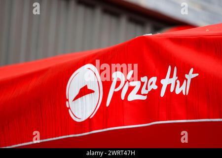 Gaziantep, Turkiye. März 2024. Gaziantep, Turkiye. 10. März 2024. Das Pizza Hut Logo in einem Pizza Hut Restaurant in Gaziantep, Süd-Turkiye. Pizza Hut gehört zu den US-Handelsketten, die seit Beginn der israelischen Militäroffensive im Gazastreifen von einer Boykottkampagne in Turkije betroffen sind. Diese Unternehmen wurden entweder wegen ihrer pro-israelischen Haltung im Krieg, ihrer angeblichen finanziellen Beziehungen zu Israel oder wegen ihrer Investitionen in Israel (Credit Image: © Zakariya Yahya/IMAGESLIVE via ZUMA Press Wire) auf die Boykottliste aufgenommen! Nicht für kommerzielle ZWECKE! Stockfoto